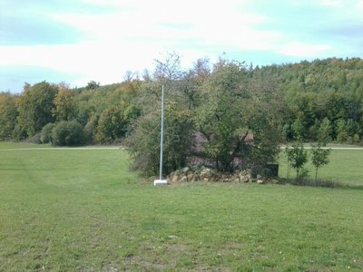 Neuer Masten, vermutlich für das Flutlicht