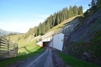 Tunnel mit Piste