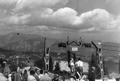 Geschmücktes FBM bei der Eröffnungsfahrt. Ein Prominenter mit Tochter auf dem Schoß wird vom Liftwart erwartet.