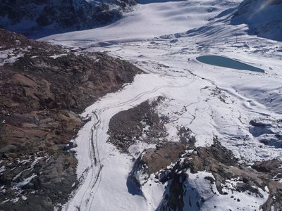 Im unteren Teil der Piste fehlt aber noch einiges an Schnee