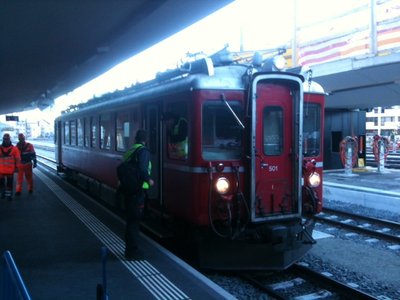 seit 1939 (!) im fahrplanmässigen Dienst, muss der fliegende Rhätier auch 2012 noch ernstfallmässig eingesetzt werden, wenn auch nur sehr selten. Hier als 8-Uhr-Zug Saglians-Samaden.