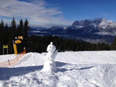 Geniale Stimmung am ersten Tag weißer Schnee, blauer Himmel und grünes Thal