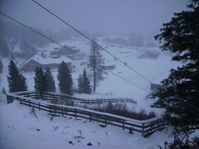 Blick von den Kühltürmen zur Talstation Kornockbahn