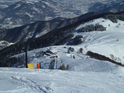 Das ganze noch mal von weiter oben. Auch hier erkennt man keine Piste vom Rifugio zur Talstation oder zur Piste des linken SL