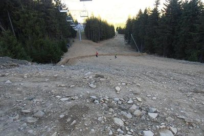 verbreiterte Piste Premostena unterhalb der Straßenbrücke