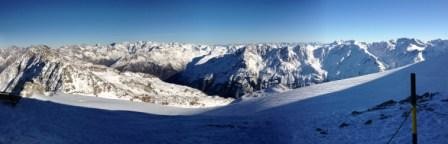 Panoramaaufnahme früher Nachmittag gegen 14 Uhr. Bergstation am Rettenbachferner