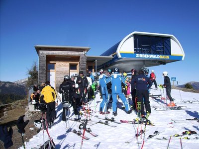 Zirbenwaldbahn Bergstation Menschenauflauf "Pistenbutler"