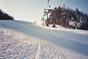 Blick nach oben: die Piste ist im Sommer hier ganz ohne Querneigung, was wir sehen ist ein riesengrosser Schneehaufen!