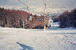 Oberer Teil der Piste, recht steil (Dunkelrot) und Kunstschnee vom feinsten.