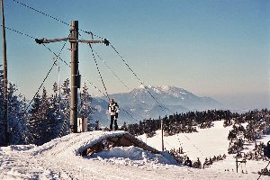 SCHL Velika Kopa (der 3. Lift von links, sehr kurz), im Hintergrund die Petzen.