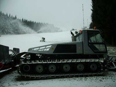 Pistenraupe wartet auf Einsatz
