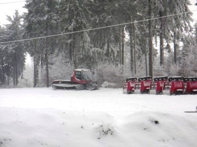 Raupe mit Ketten aber ohne Schild und Fräße
