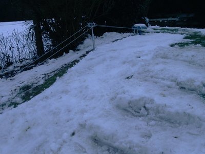 Bergstation und Piste, zwischen den 2 Pisten hat der heutige Regen schon wieder einiges an Schnee mit genommen