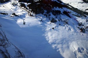 So Fahrt hinunter. Hier der Steilhang. Rechts neben der Station kann man einen Schleuderkurs absolvieren. Links der Station ein Schlepplift zum üben. Man sieht die Piste :)