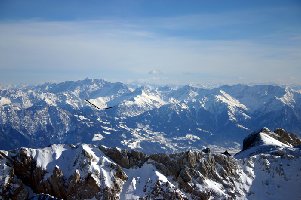 Blick ins Malbun :D mein Heimskigebiet. Darunter sieht man das Dorf Triesenberg. Eingezeichnet: Links Sareis recht wären noch Täli und Hocheck aber die sieht man nicht