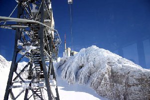 Hier sieht man den Ausgang für die Skifahrer an der zweiten Stütze