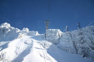 Zweite Stütze und rechts 3 Kabel