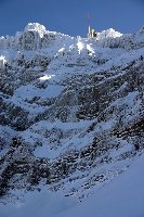 Kurz bevor wir in die Talstation gingen, sahen wir noch einen kleinen Lawinenabgang direkt unter der Stütze. Die Gondeln standen dann 4-5Minuten...