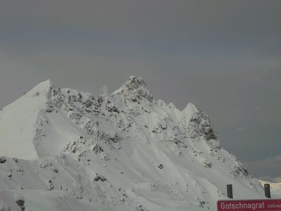 Lawinensprengungen am Casanna zum Schutz der Hochroute. Links vom Gipfelturm ist die Staubwolke erkennbar, die von der Detonation aufgewirbelt wurde.