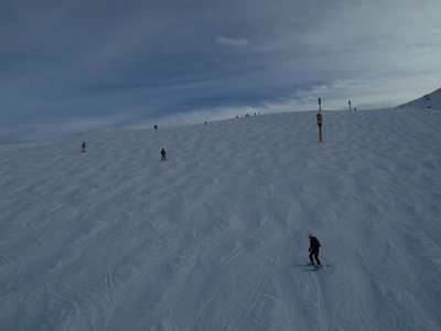 die präparierten und vielbefahrenen Pisten hingegen sahen nachmittags so aus. Wegen der vielen ungeübten Fahrer handelt es sich aber um unregelmässige Buckel, nicht solche wie ich in den Rocky Mountains zu schätzen gelernt habe