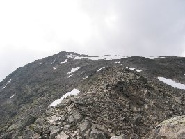 Die letzten 300 Hm ab der Scharte. Das Gipfelkreuz ist sehr groß, deshalb die Täuschungen...