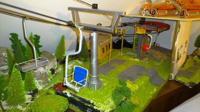 Authentische Bestückung analog WAGRAIN 1967. Personenfbm, Lastenkorb und Lastentransportgehänge für Akja etc. Dieses sah genauso aus wie im Modell. Da die Spule/der Flaschenzug in wagrain mit einem roten Schutz eingepackt war welches einem Polster ähnelte sagte ich immer: "Das Polsterl kommt".