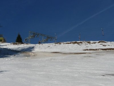 Dorfmeisterpiste mit der Bergstation der Gipfellifte dahinter.
