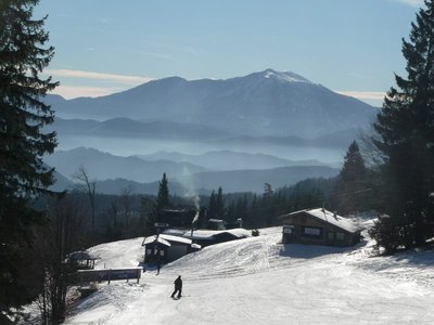 Zufahrt zu den Gipfelliften, dahinter der Schneeberg.