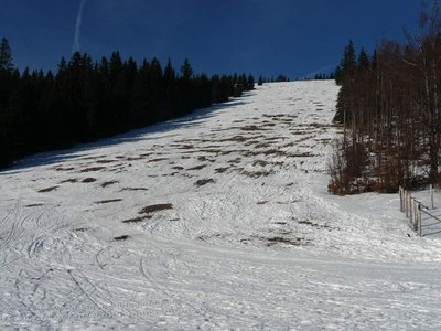 Auf der Einfahrt zum Hüttenhang steht eine "Gesperrt"-Tafel. Auf den Infotafeln an der Kassa ist er geöffnet.