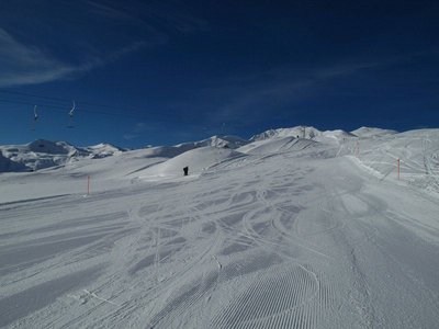 EXIF sagt 11:16: üble Kunstschneebuckel auf der völlig überfüllten Piste...