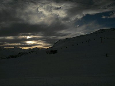 Sonne kämpft sich durch an der Totalp-Talstation