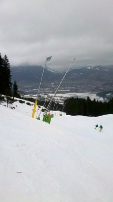 Familienabfahrt, die Lanzen sind notwendig, das Gesamtbild wird dadurch jedoch sehr artifiziell - mehr als durch Seilbahnen