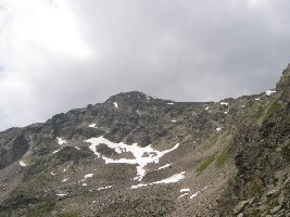 Hier denkt man, der Gipfel sei nicht weit entfernt, dabei sind es über 700 Hm...