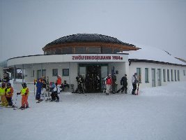 Blick auf die Zwölfer Bergstation am 6 und letzten Tag bei Schneefall