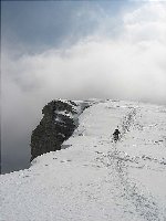 ...ein kleiner spaziergang am plateau...typisch für die dolos: Steile rinnen und oben könnten die kühe grasen.