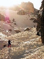Frühmorgens durch die lawinenhalden...solange der schnee an den hängen noch steinhart ist.