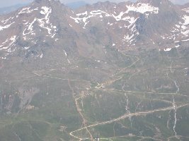 Hochgurgl-Mitte. Man sieht den Kran und die Bergstationsbaustelle der neuen KSB.