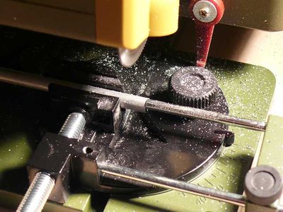 Schneiden der Moosgummischnur im Alurohr