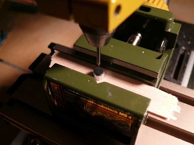 Vorrichtung zum Lochen, der Aluring ist aufgeklebt.