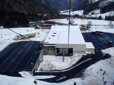 Blick auf die riesige Talstation. Links das neue Parkhaus. Kostet 12.- am Tag, der normale Parkplatz 5.-.