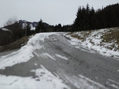 Zu Recht war die Talabfahrt gesperrt - einige sind trotzdem gefahren und haben, wie ich, zwischendurch die Ski abgeschnallt. Andere sind mehr oder weniger auf dem blanken Teer bergab gefahren ...