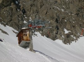 und noch die bergstation des hohstock-zweiseil-liftes. schräg, im wahrsten sinne des wortes...