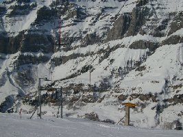 klarm, die hätten hier auch noch ne vierte, fünfte oder sechste etage bauen können, aber wahrscheinlich war ihnen schon in den siebzigern klar, dass man lieber geld sparen sollte für die schulden, die man in 30 jahren hat...oder so. aber ich mein, schon d