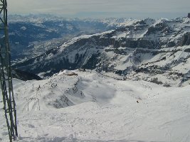 also, der, der sich ganz in den vordergrund drängt, ist der torrenthorngratschlepper. der, der davor endet, also der ganz links, ist der schwalbennest-schlepper und der in der mitte der torrent. ganz rechts am grat ist der skilift rinderhalde.