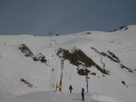 das der dazugehörige skilift auf den torrenthornsattel. die erfahrung, nach jahren mal wieder an nem tellerlift zu schweben, war gigantisch. schnee hatte es auch nicht sonderlich, aber für euch tu ich doch fast alles, um an schlaue fotos zu kommen!!! *sch