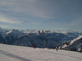 das angesprochene, geniale panorama. schöner gehts halt wirklich kaum! und die piste unten war prima zu fahren bis zu der stelle, wos steiler wurde, da waren dann nänmlich geröll, erde und eismocken zu einer gefährlichen, pistenbreiten masse vermischt. di