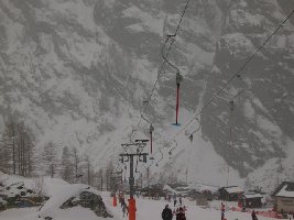 skilift furggstalden mit neuen gehängen. die skilifte in saas almagell sind übrigens mit ausnahme des furggu [w. bühler] alle von borer. von wem der skilift zum berg ist, konnte ich leider nicht ausfindig machen.