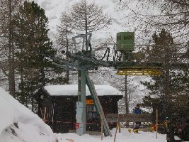 das hier ist die talstation des skilifts furggu. man erkenne es vielleicht schlecht, aber es geht ziemlich schnell ziemlich steil bergauf mit dem lift...fahren damit macht mir spass, it aber nicht jedermanns sache...