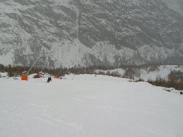 im kanton wallis ist es möglich, eine beschneiungsanlage zu erstellen mit einer lanzenfolge von ungefähr 15 meter - ohne eine baubewilligung! der *geilsteilhang* hier wurde übrigens auch viel breiter gerodet, als er es hätte sein dürfen...