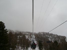 hier sieht man in etwa die halbe länge der strecke des heidbodme-sesselliftes.